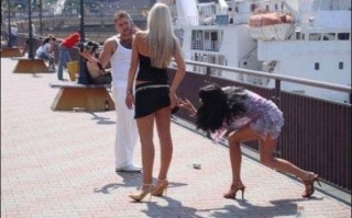 外国人恶搞臭鸡蛋视频，外国人恶搞臭鸡蛋视频大全