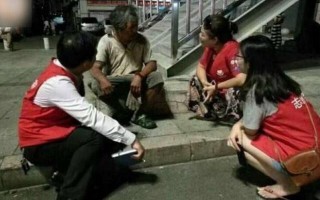 街头恶搞捡手机路人视频，街头恶搞捡手机路人视频大全
